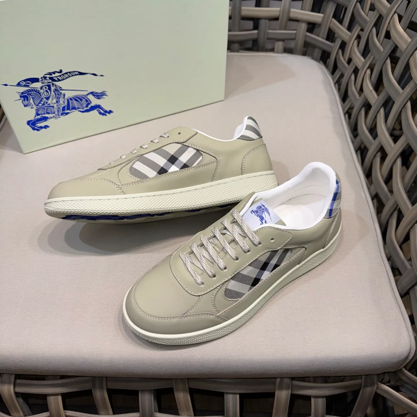[Burberry] Top P: 680💰Size: 38-44 (45.46 custom-made) Burberry official website synchronized men's classic low-top sneakers | Made of original first-layer cowhide | Decorated with renewed brand logo | First-layer cowhide lining | Heel decorated with Burberry letter embossed logo | Original TPU outsole.